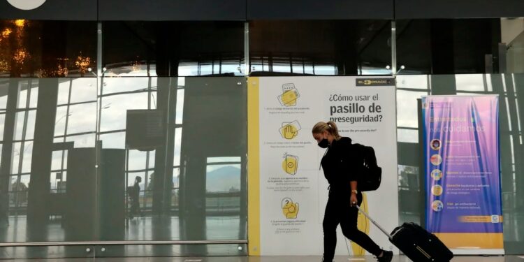 El flujo de colombianos hacia el exterior creció un 12% en el primer trimestre del año