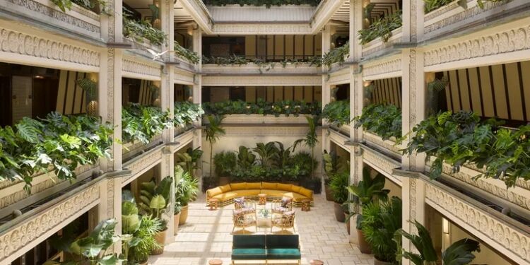 El hotel de Coconut Grove que fue nombrado uno de los mejores en EE.UU. y rompe con todo: bañaderas al aire libre y jardines privados