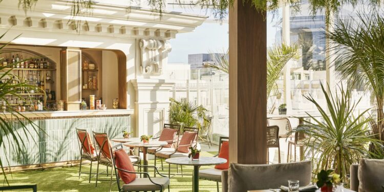 El jardín de la cerveza, un ‘beach club’ con vistas y una cena con tarot: planazos veraniegos en Madrid | Madrid