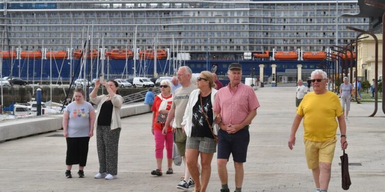 El puerto de A Coruña recibe la visita del crucero ‘Celebrity Silhouette’