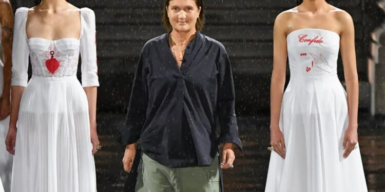 El significado de Canción sin miedo, el tema que cerró el desfile de Dior Crucero 2024