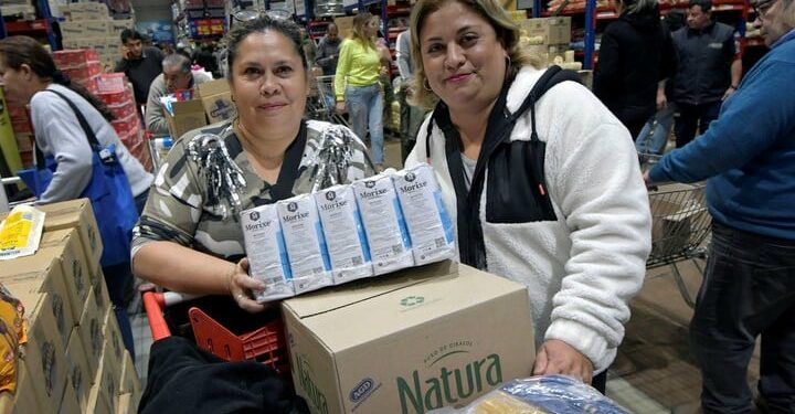 Lorena Castillo y Rosa Cáceres, de San Felipe, Chile, de compras en un súper de Mendoza. Foto: Orlando Pelichotti (Los Andes)