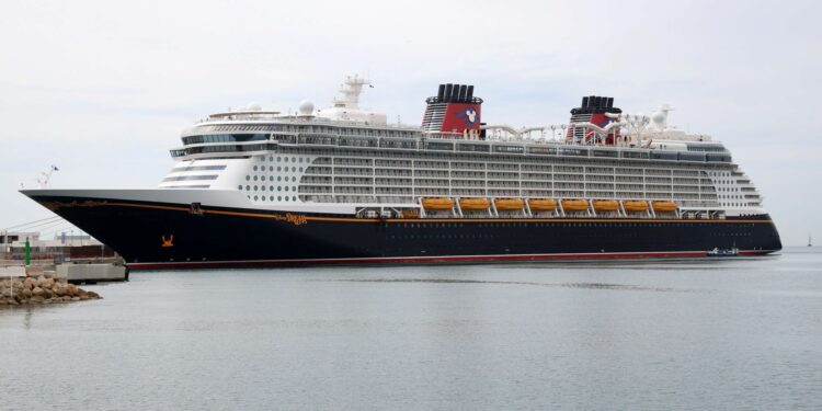 Primera escala del crucero Disney Dreams en el puerto de Málaga
