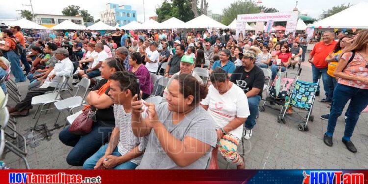 Hoy Tamaulipas - Tamaulipas Familias neolaredenses llenan Explanada de Independencia en Feria Turistica