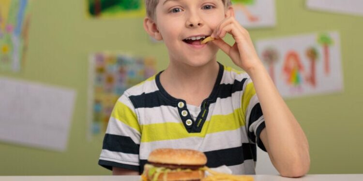Impacto de las comidas rápidas más populares en la salud de los niños