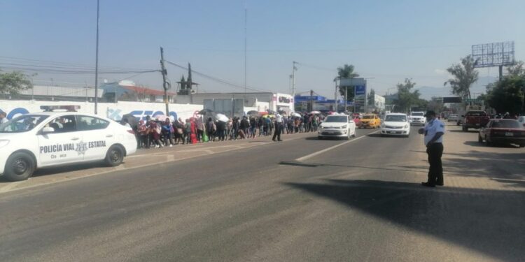 Integrantes de CNTE bloquean accesos al Aeropuerto de Oaxaca