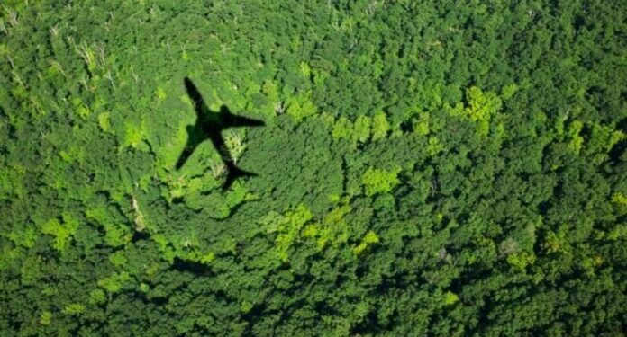 LATAM lanza programa para que pasajeros puedan compensar la huella de carbono de sus viajes