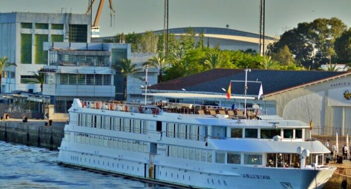 La Belle de Cadix llega hoy al Muelle de Levante