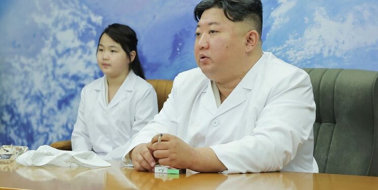 El líder norcoreano Kim Jong Un (derecha) y su hija, supuestamente llamada Ju Ae, reuniéndose con el Comité Preparatorio de Lanzamiento de Satélites No Permanentes.