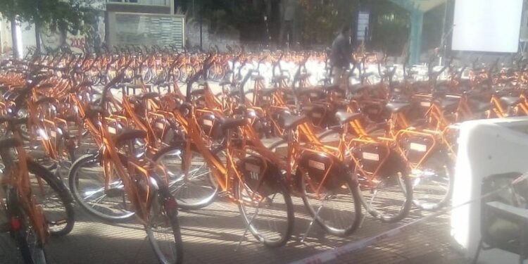 La Universidad entregó 300 bicicletas a alumnos de distintas facultades para favorecer su movilidad