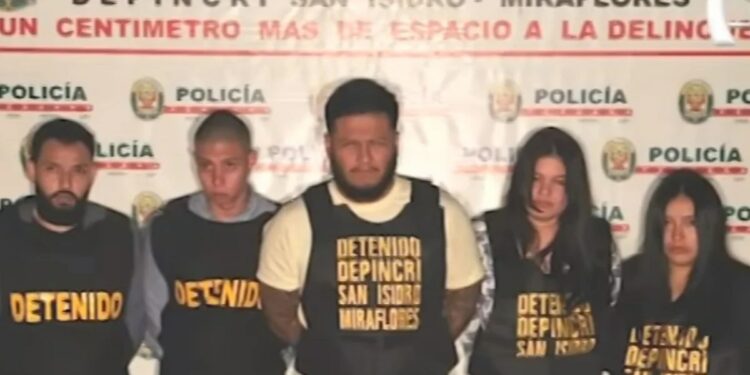 La estafa de los pasajes aéreos y paquetes turísticos baratos: policía busca a supuesta cabecilla de banda criminal