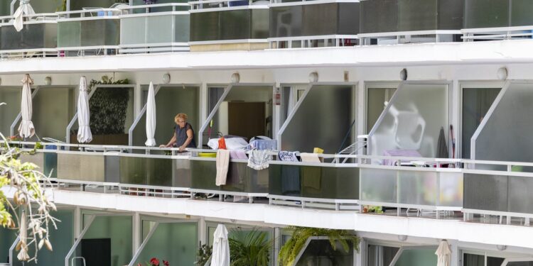 La ley que impide vivir en pisos turísticos tensiona el sur de Canarias. “Es una expropiación encubierta” | Economía