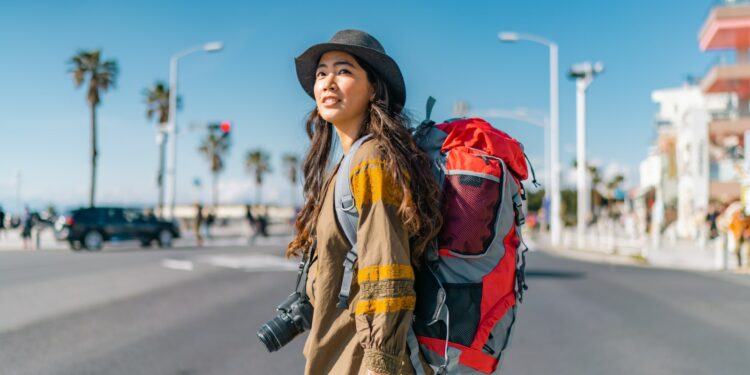 mujer con mochila de viaje en la ciudad
