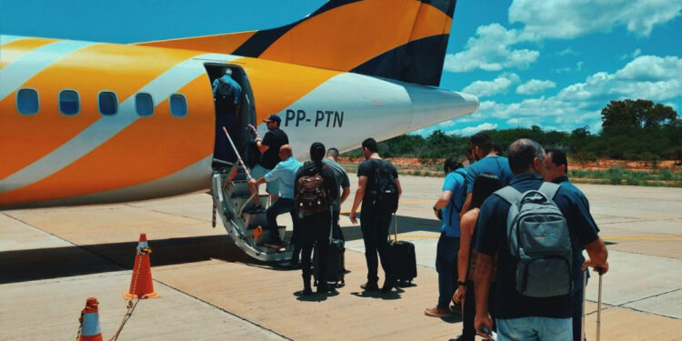 Varias personas suben al avión con su maleta / PEXELS