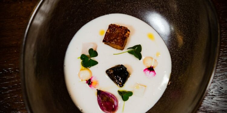 Las chefs Leo Espinosa y Tita unen sus gastronomías en una cena inolvidable en la tercera entrega de Raíces