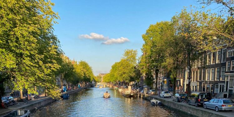 Le pedí a la IA de Microsoft ideas para una conexión larga en Amsterdam