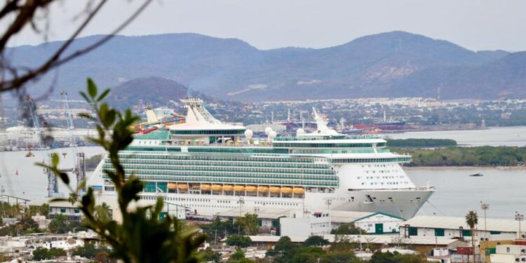Llega a Mazatlán el crucero ‘Navigator of the Seas’ con más de 5 mil visitantes