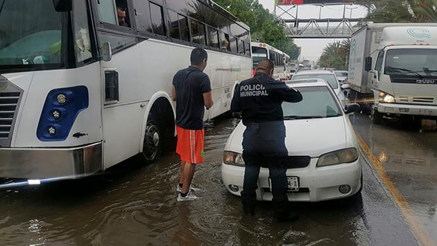 Lluvias causan inundaciones y cruceros anegados en Torreón – Periódico Zócalo