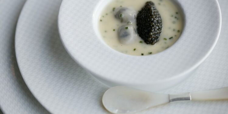 Plato del restaurante Per Se con ostras y perlas