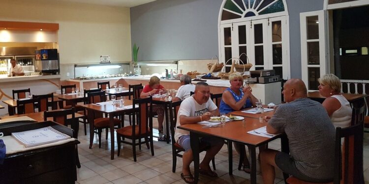 Turistas en el restaurante de un hotel de Varadero.