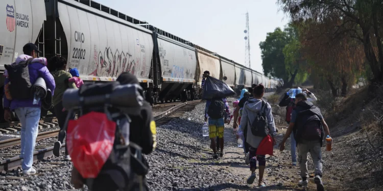 Migrantes continúan con viaje hacia frontera sur de EEUU pese a fin de restricciones