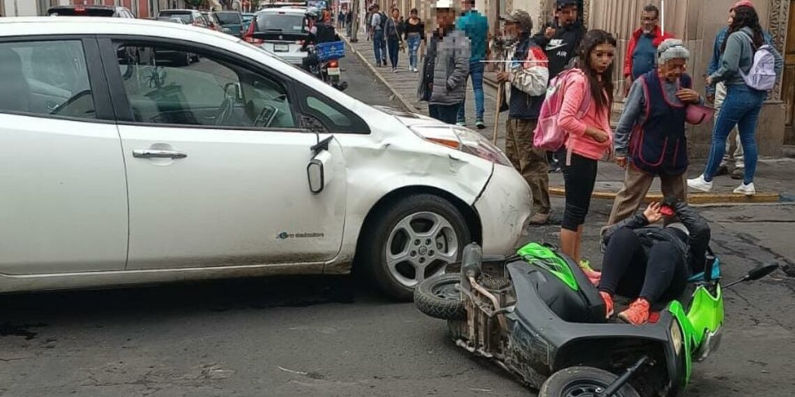 Mujer en motoneta se pasa el alto y choca