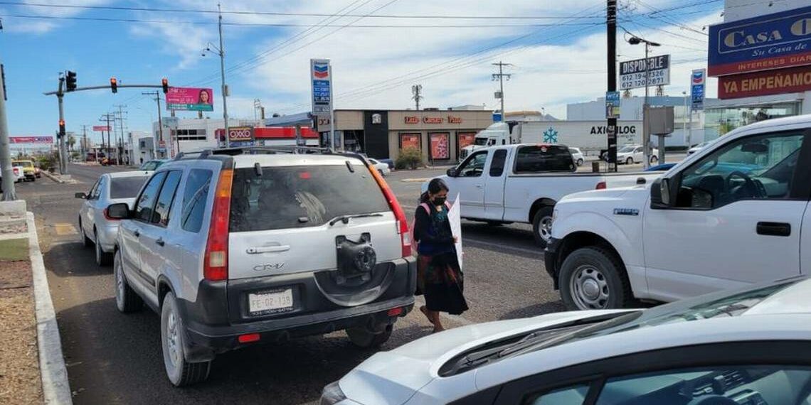 Mujer se arriesga y pide dinero en un crucero - El Sudcaliforniano