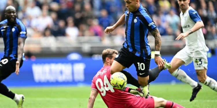 Lautaro Martínez sortea al portero rival y se dispone a anotar el tercer gol del Inter en el partido liguero contra el Lazio disputado el 30 de abril de 2023 en Milán