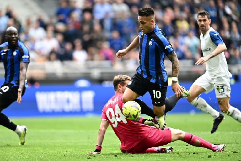 Lautaro Martínez sortea al portero rival y se dispone a anotar el tercer gol del Inter en el partido liguero contra el Lazio disputado el 30 de abril de 2023 en Milán