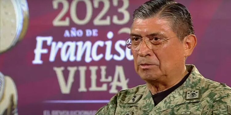 Niega Luis Cresencio Sandoval viajes a Europa con su familia
