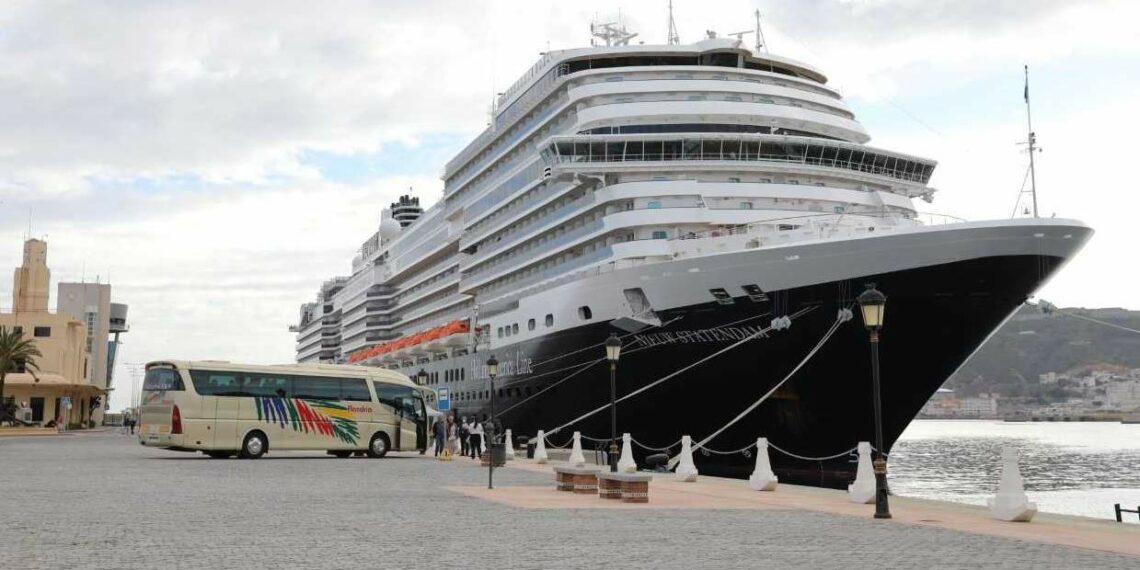 Nos visita el crucero de mayores dimensiones que atraca en el Puerto Ceuta