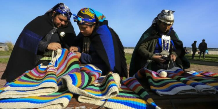Desde finales de la década de 2000, investigadores descubrieron que pueblos de Asia también podrían estar vinculados a las primeras poblaciones de Bolivia, Brasil, Chile, Ecuador, México y California.