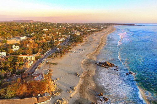 Vibra con la gastronomía, playa, surf y hospitalidad de Puerto Escondido