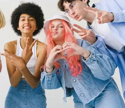 Fotos de stock gratuitas de adentro, afro, alegre