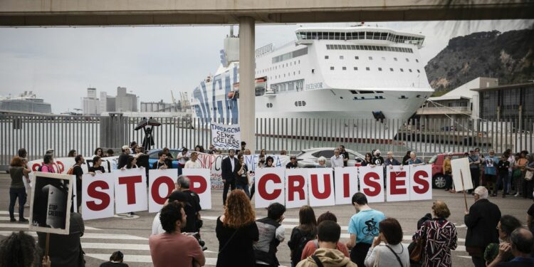 Protesta para poner fin en dos años a la llegada masiva de cruceros en Barcelona | Cataluña