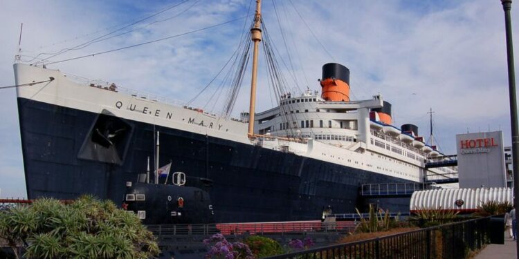 Vista lateral exterior del hotel Queen Mary.