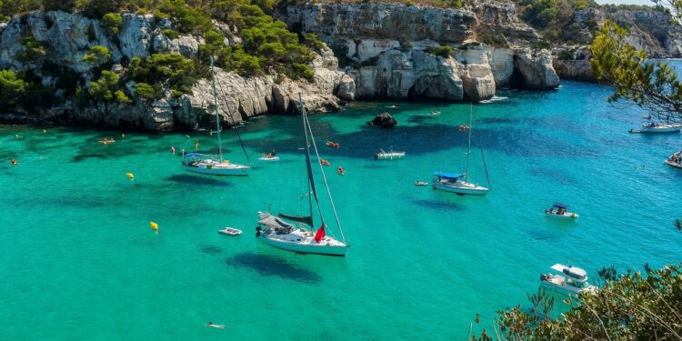 Recorremos las mejores calas y playas de Menorca con la cámara en mano