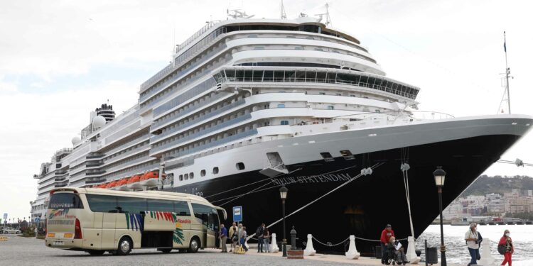 Regresa el crucero Nieuw Statendam, el más grande que atraca en Ceuta