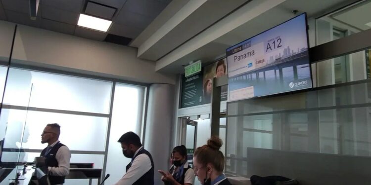 reporte vuelo copa quito panama boeing 737-700
