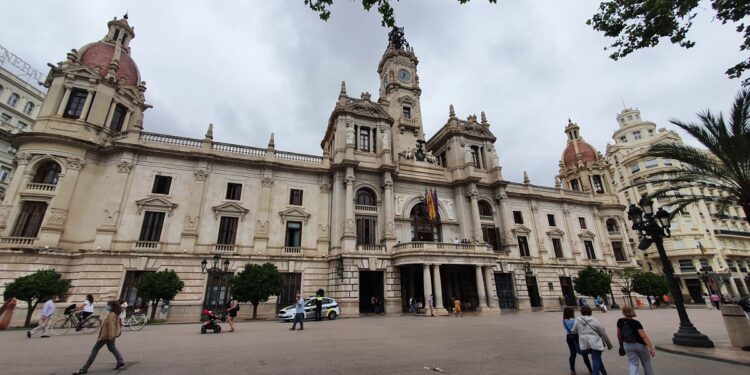 Ribó limita los cruceros, nuevas tasas del PSOE y oficina 'antiokupas' del PP