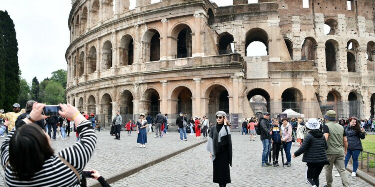 Una turista china posa para fotos en el Coliseo en Roma, Italia, el 1 de mayo de 2023. (Xinhua/Jin Mamengni)