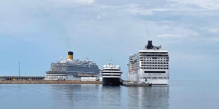Tarragona recibe la escala simultánea de tres cruceros