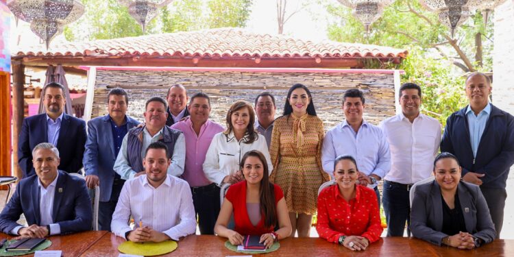 Tere Jiménez encabeza en el municipio de Calvillo la reunión mensual con presidentas y presidentes municipales.