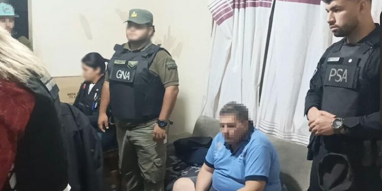 “Transporte de documentos”. Detienen a dos reclutadores de “mulas” que traficaban drogas al Sudeste Asiático y a África
