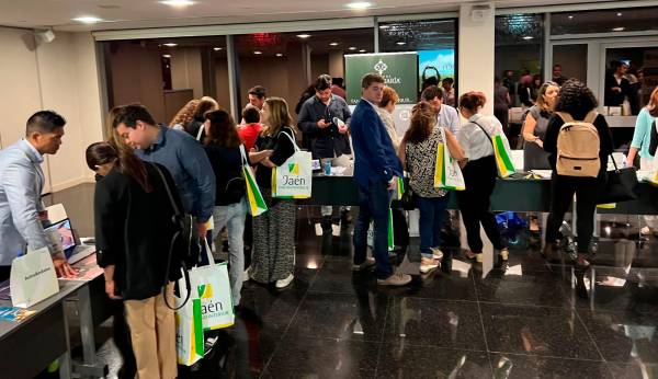 Treinta empresarios con la Diputación de Jaén promocionan la provincia en Valencia y Alicante