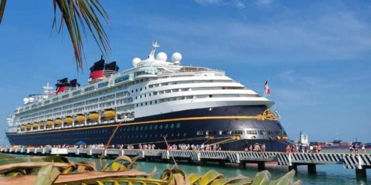 Turistas 'no soportan' el calor de Yucatán; prefieren quedarse en los cruceros