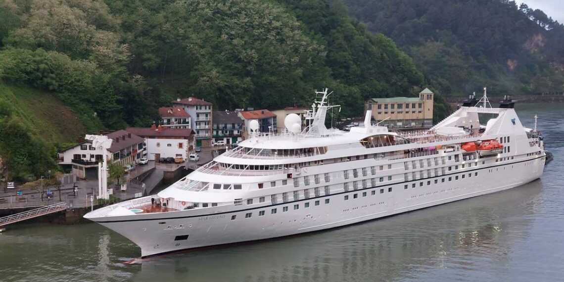 Un crucero de película irrumpe en la bahía de Pasaia