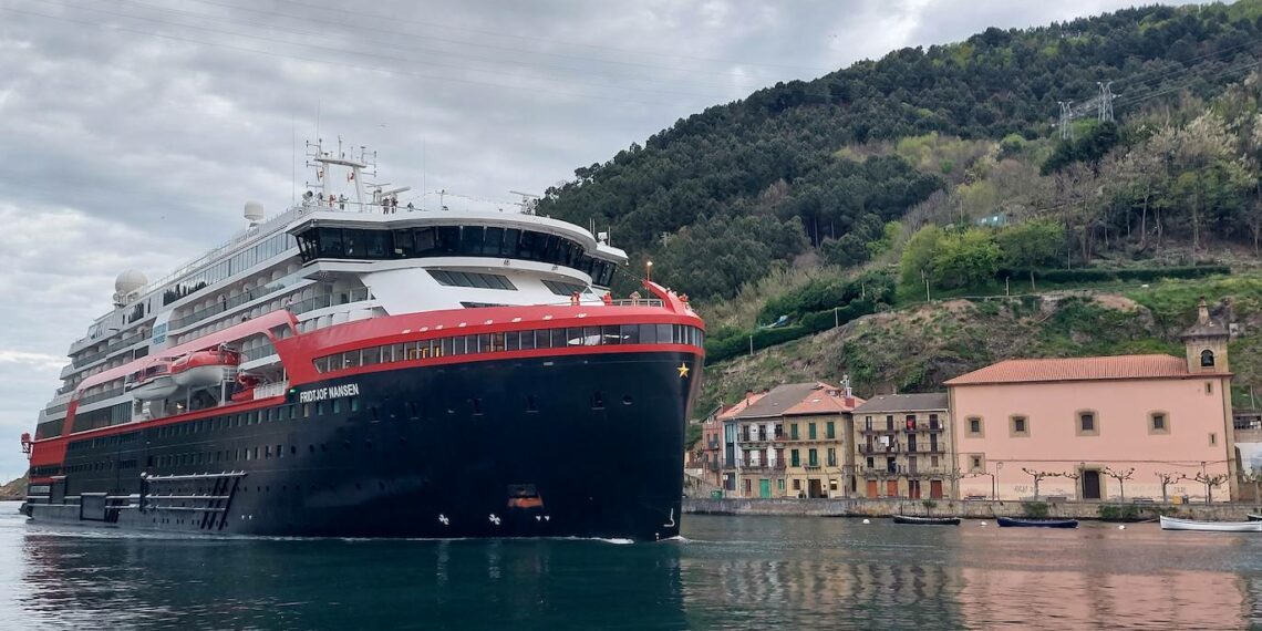 Un imponente crucero polar echa el ancla en Pasaia