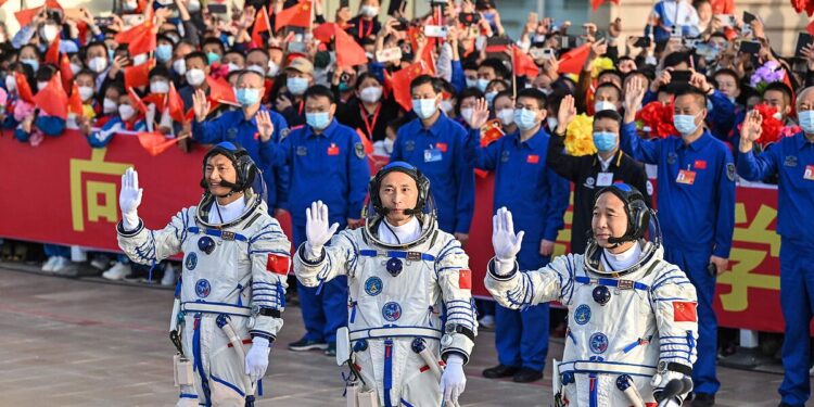 Un profesor universitario se convierte en el primer astronauta civil que China manda al espacio