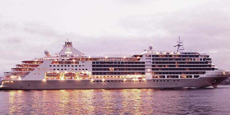 Un ultralujoso crucero ilumina las aguas de Vigo